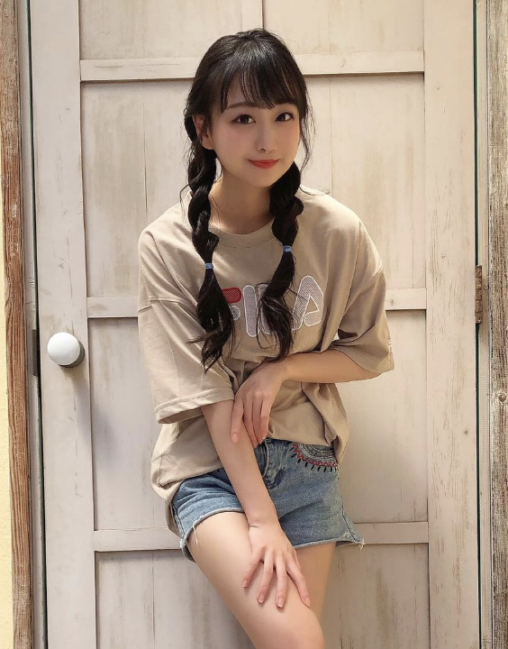 瀧脇笙古 ホットパンツ